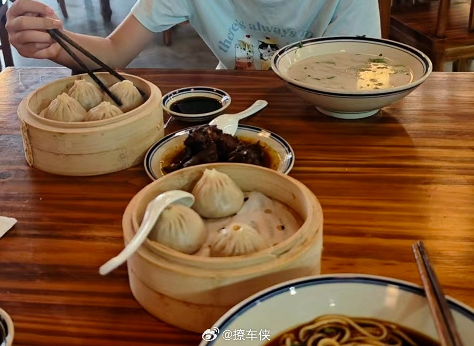 家门口新开的茶餐厅，一碗鸭血粉丝汤加4个小笼包只要9块9，带娃儿来尝尝鲜好好吃饭