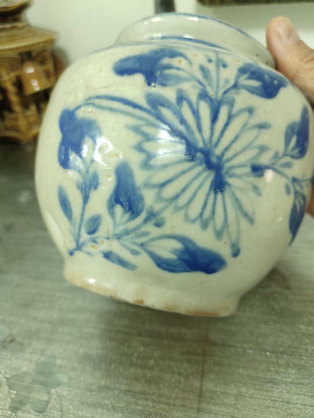 晚清磁州窑青花菊兰纹小罐品鉴此件青花小罐，为晚清至民国时期北方磁州窑（彭城