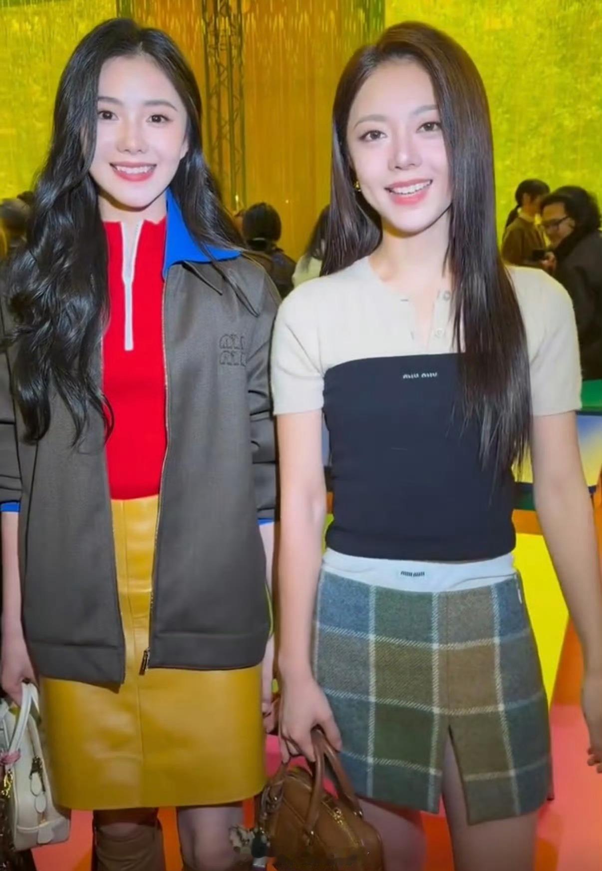 刘浩存赵今麦同框手指比心🫶萌🥰MiuMiu巴黎时装周​​​