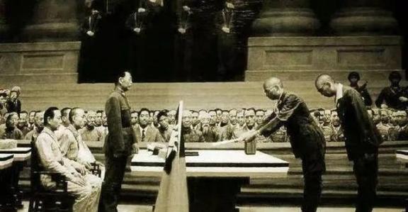 1931年，吉林大地主戴凤龄，过完60大寿。哪料，他却变卖所有家产，买了几百条枪