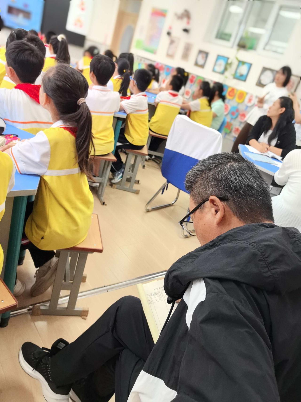 端端正正做学问，能评正高吗？老李是一所县域中学的老教师，深耕讲台三十余年。一