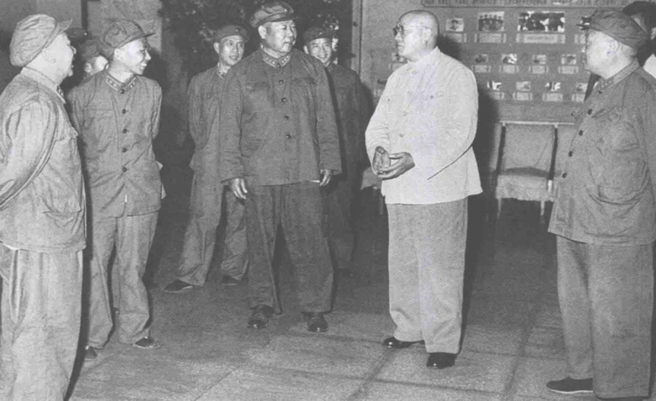1964年7月，刘伯承元帅视察沈阳军区，当时的沈阳军区司令员陈锡联上将亲自接待。