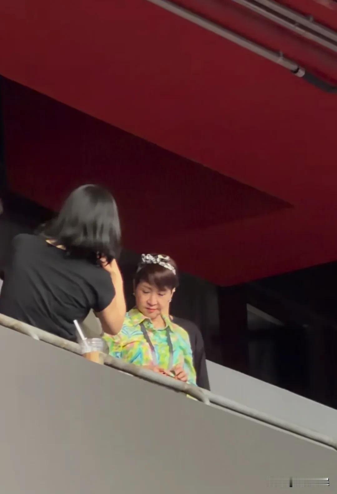 谢霆锋北京鸟巢演唱会，昨天是王菲静悄悄到场，今天是妈妈狄波拉到场，他生命中最爱的