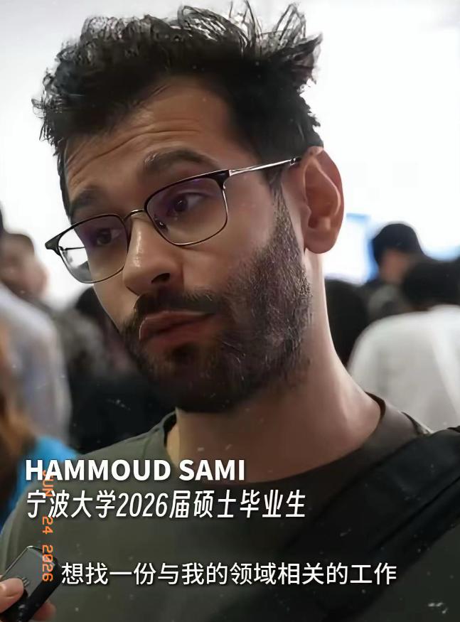 滚出中国，去建设你自己的国家。”宁波大学一场外籍硕士毕业生分享会上，几位外籍