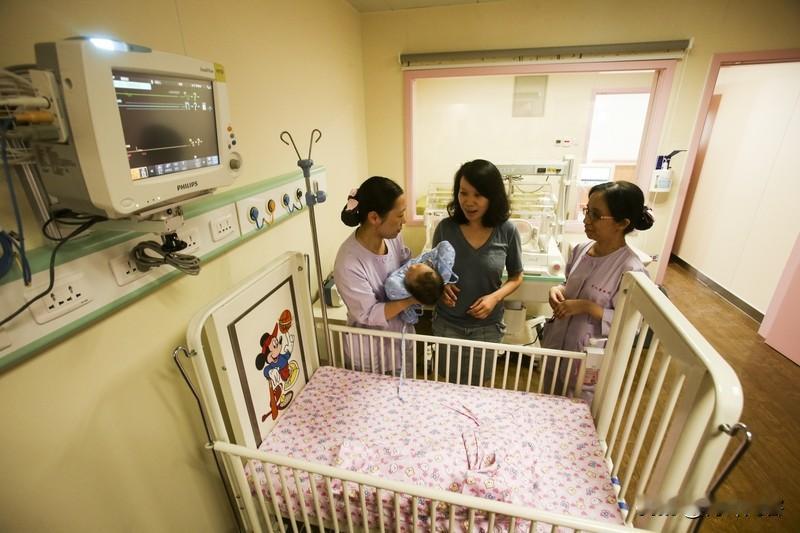 新生儿第一口该喝水还是喝奶，这事儿还挺有讲究。以前好多人觉得先喂点水清清肠胃，但