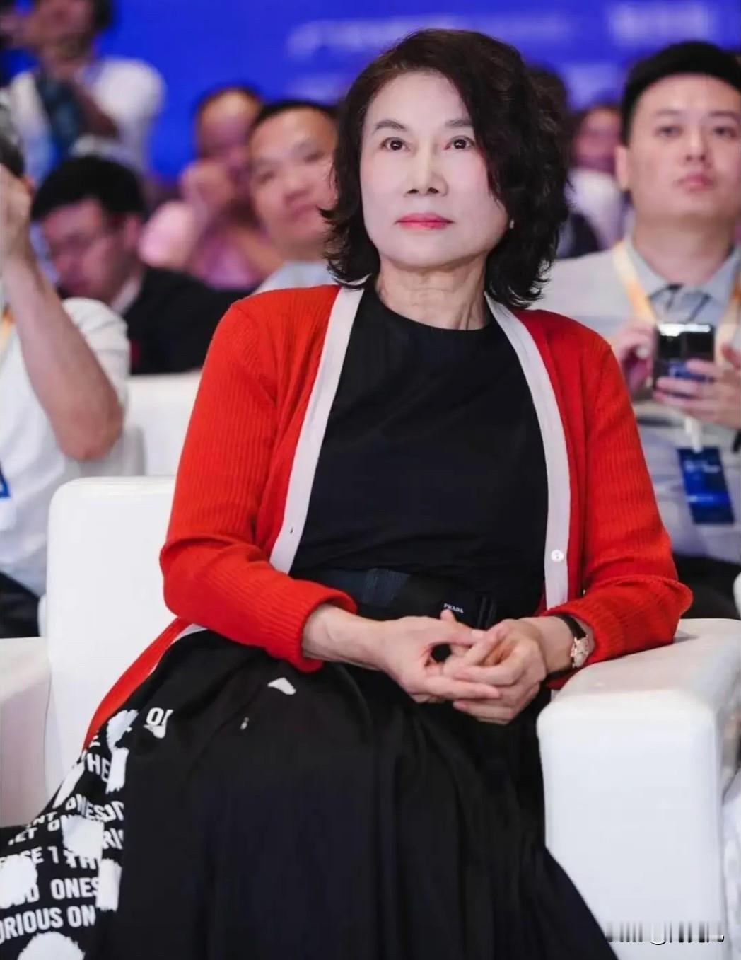 一句普通的话却意外暴露了董明珠作为企业家的良心，她最近在一场开业现场中说：