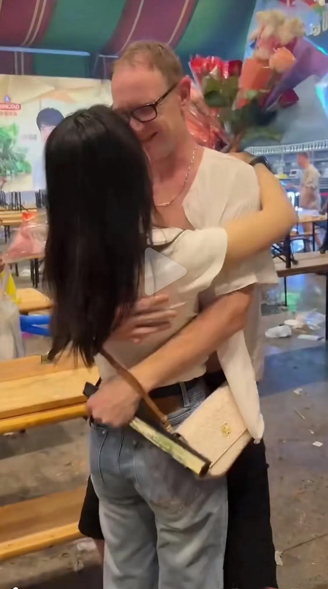 朋友聚会上，一个外教大叔看上了在场的女大学生。当场表白，女生当场答应，两人抱