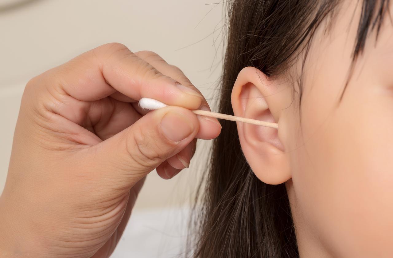 身体出问题，耳朵先知道？耳朵频繁瘙痒，或暗示4种疾病，要警惕有些人耳朵老是痒