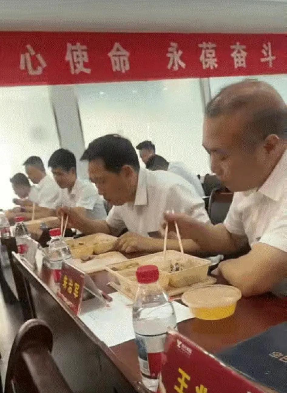某地为了向应禁酒令，严格查处公职人员吃喝违规行为。开会时，甚至直接在会桌上吃饭，