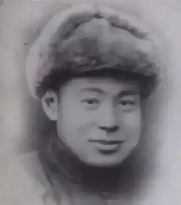 1938年，有个卖花生的小商贩，见到日本人就点头哈腰，有时候被鬼子狠踹几脚，却笑