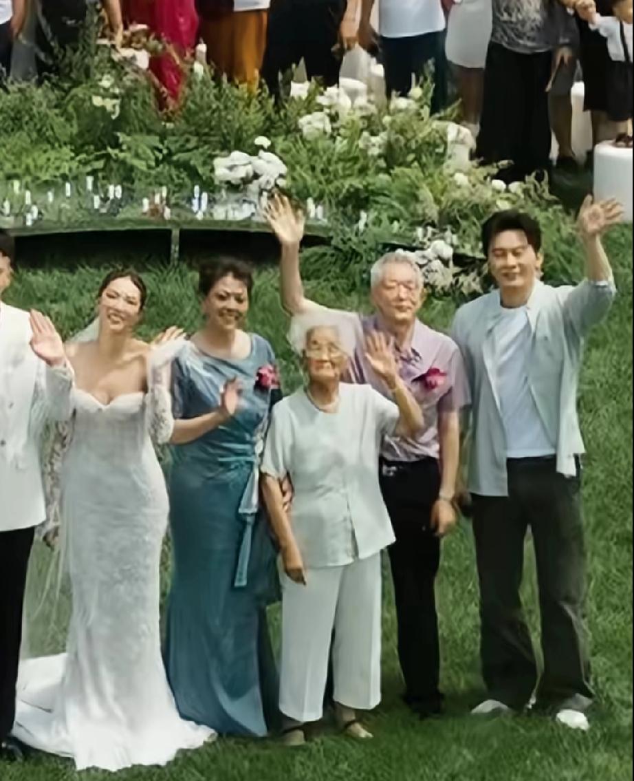 李晨的父亲看着年纪有七八十岁了，继母倒是很年轻，李晨12岁时父母就离婚了，之后他
