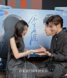 张彬彬毛晓彤手型差张彬彬毛晓彤的手型差太绝了！毛晓彤根本抓不住他的手，搭配肤色