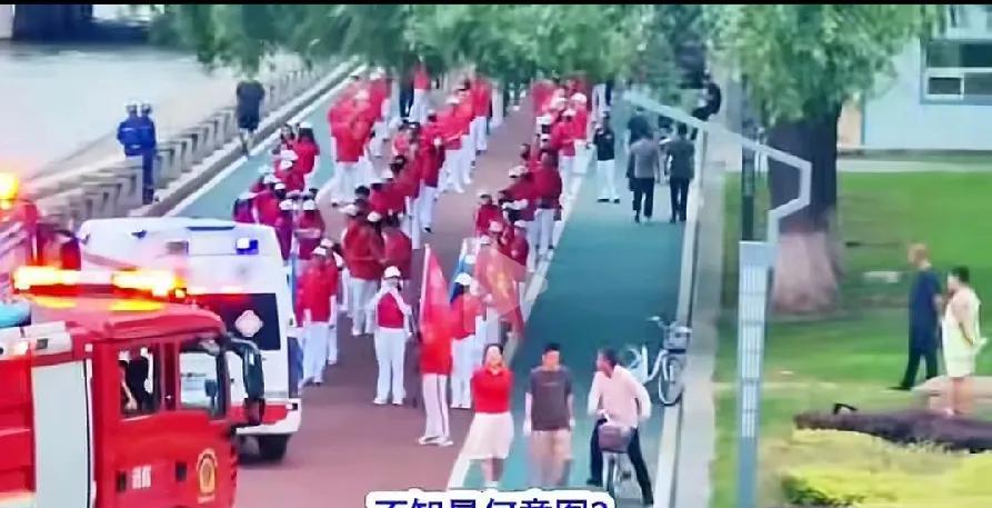 暴走团竟然堵住消防车和救护车！7月15日，辽宁一老年暴走团气宇轩昂经过一座桥，这