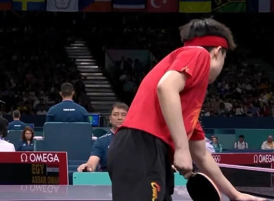 乒乓球运动员频繁摸球台，核心是实用需求+习惯动作，并非随意行为。具体原因的整合如