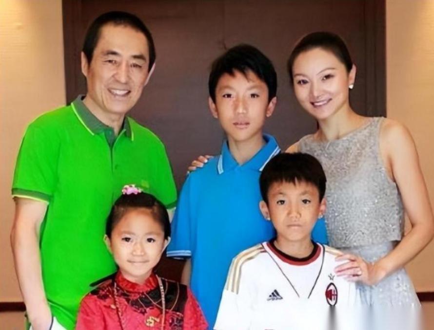[啤酒]2000年，19岁的陈婷带着50岁的张艺谋回家见家长。当时屋子里的气氛估