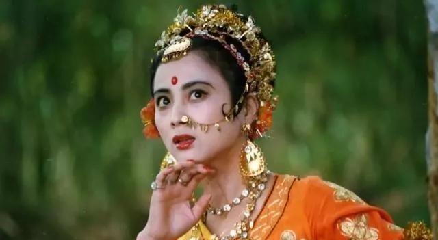 1982年，杨洁在拍摄《西游记》时，心急如焚指着杂志上的女孩对李诚儒说：“就是她