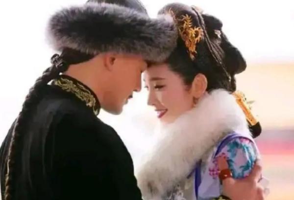 1589年，28岁的努尔哈赤为了拉拢董鄂部落，竟将自己年仅11岁的爱女嫁给27岁