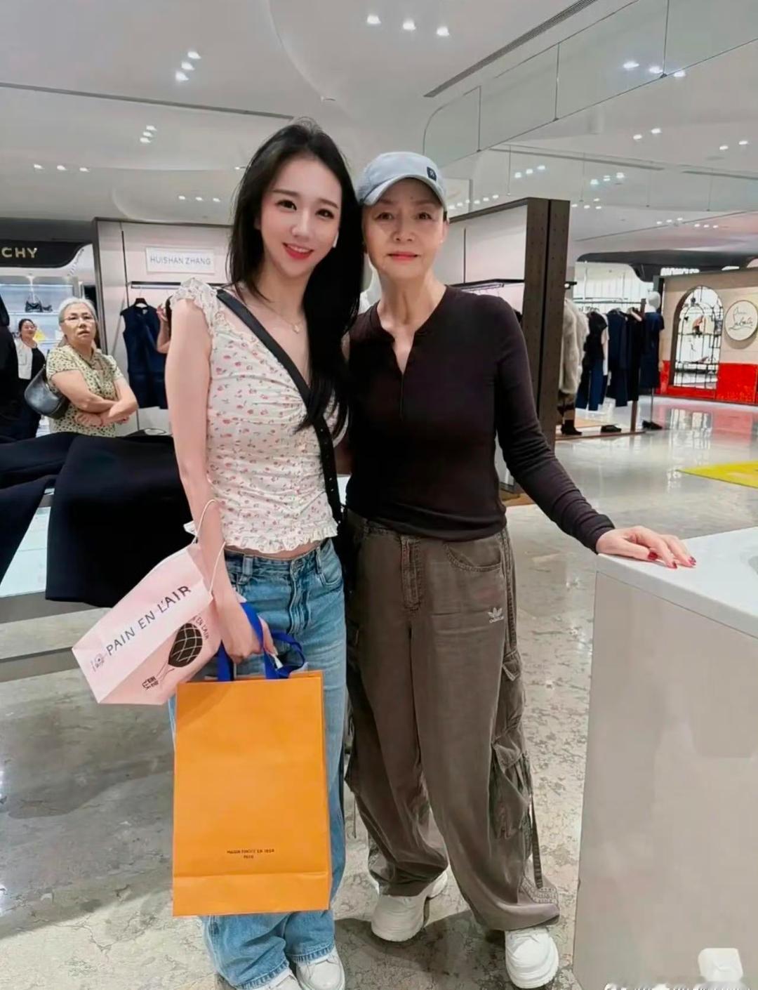如今她才是真正的人生赢家！儿子媳妇孝顺懂事有自己的事业，俩孙子承欢膝下！估计