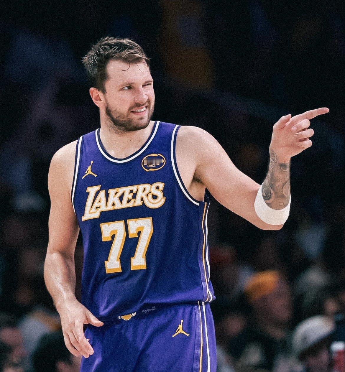 卢卡·东契奇即将成为NBA历史上第22位6次入选NBA最佳阵容一阵的球员。排在