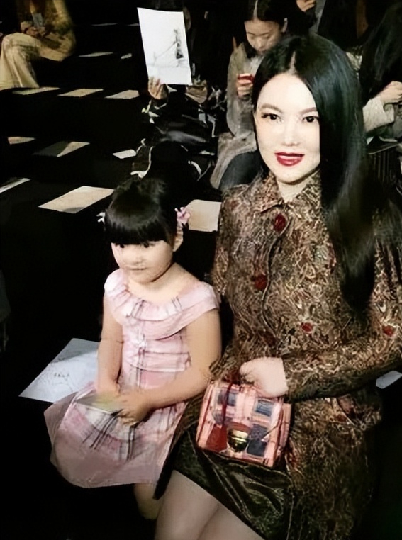 李湘说：“我炫富怎么了，我不偷不抢，你们别用穷人的思维来评价我，我女儿一个月生活