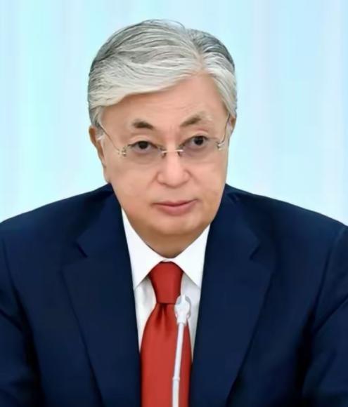 托卡耶夫果然是聪明！看了哈萨克斯坦总统托卡耶夫与日本首相高市早苗签署的协议，不得