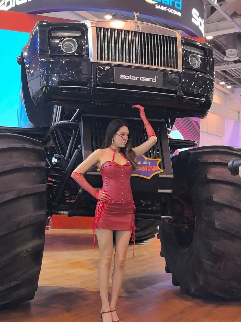 2026年1月，长春西湖公园的48米“第一冰锅”持续火爆。一辆劳斯莱斯豪车现身赛