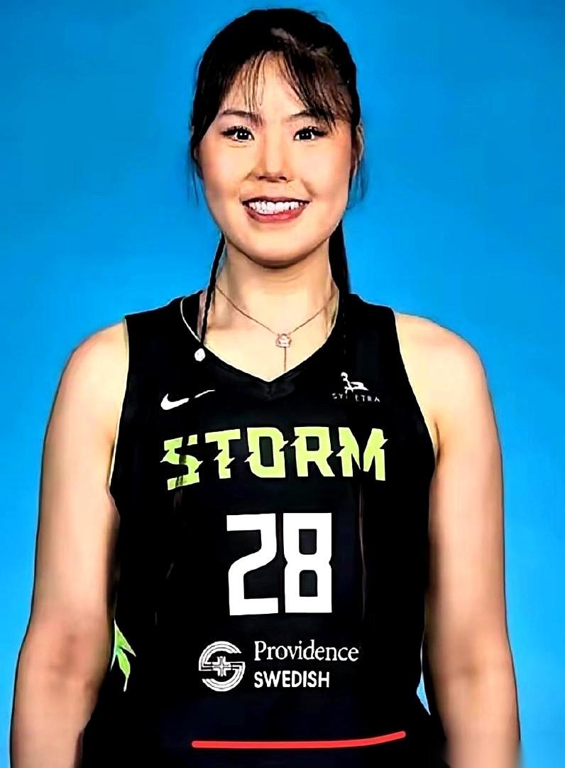 李月汝，26岁，中国女篮的猛将。别人还在愁房贷的年纪，她一声不吭，直接掏出几千万