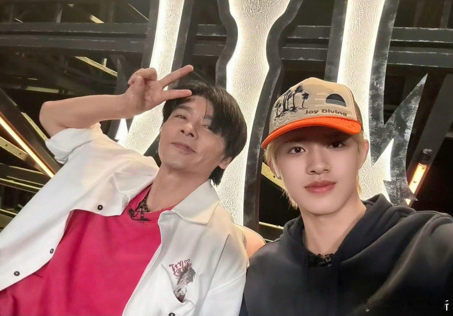 张极披哥收官和23位哥哥合照披哥收官的暖心时刻！张极发微博晒23位哥哥的合照，