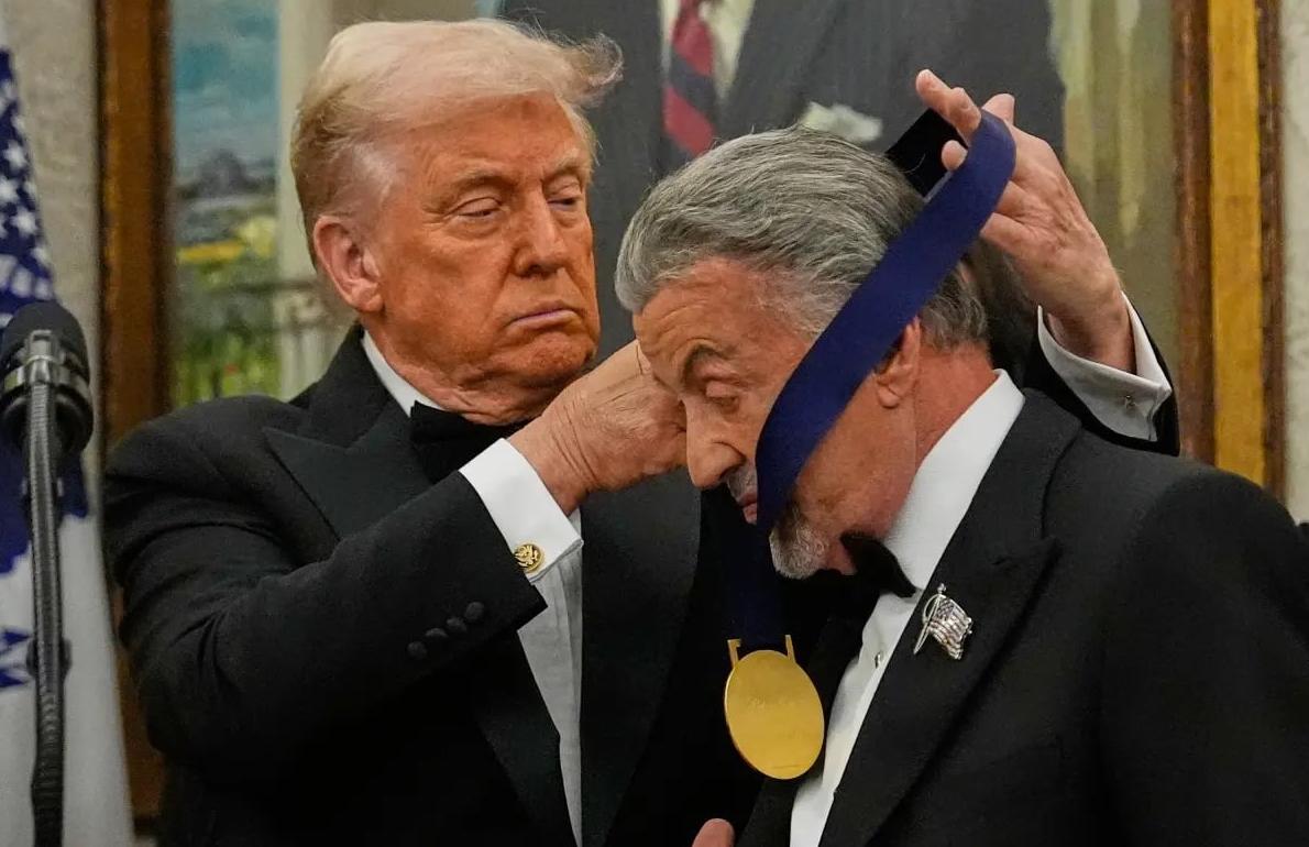 特朗普日前在白宫向肯尼迪中心授予了一批知名艺术家的奖章，其中包括演员西尔维斯特·