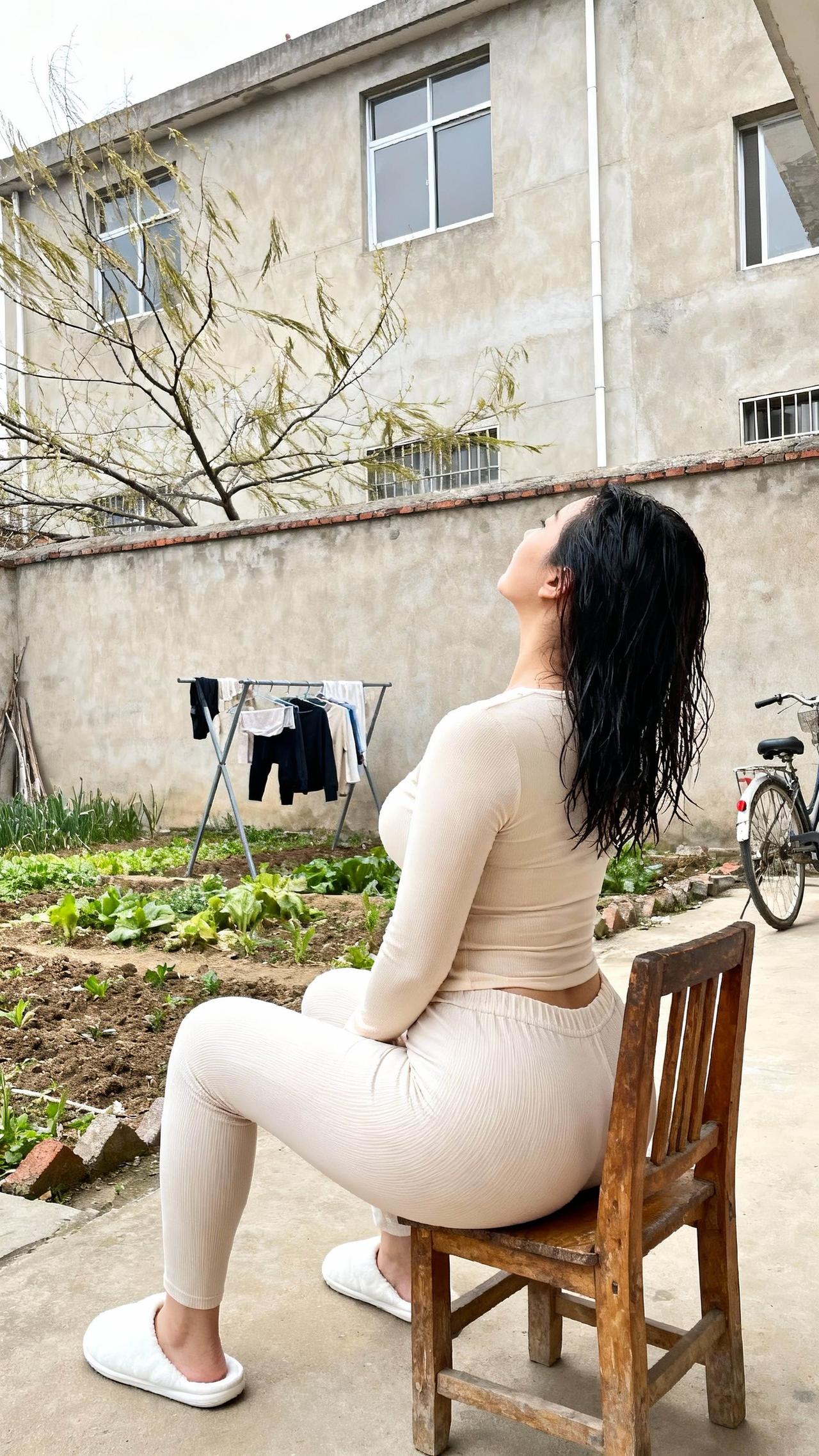 暖融的日光淌过院落的水泥地，静坐的姿态轻缓地融进这方春日的温柔，湿发的微凉被阳光