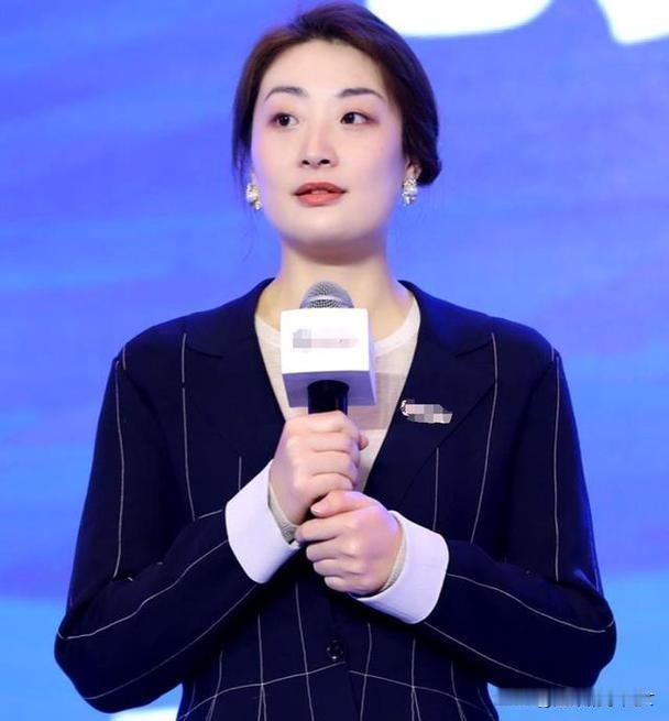 宗馥莉真不简单她正打的那场18亿的官司明面上是争家产骨子里是在争一口气——