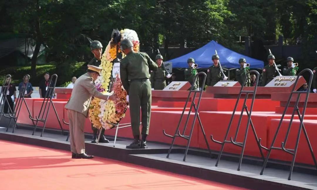 敏大将参加缅甸第78届烈士节纪念仪式！敏大将之所以参加烈士节，就是因为敏大将在缅