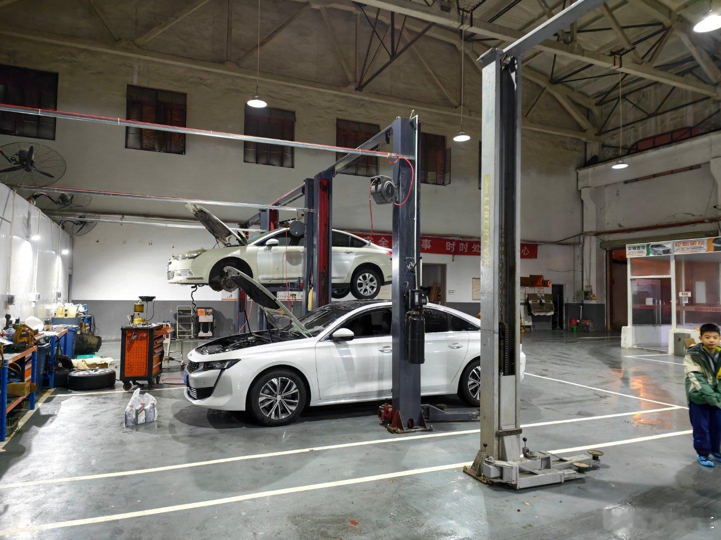 越是年底越忙，我们售后车间每天加班。