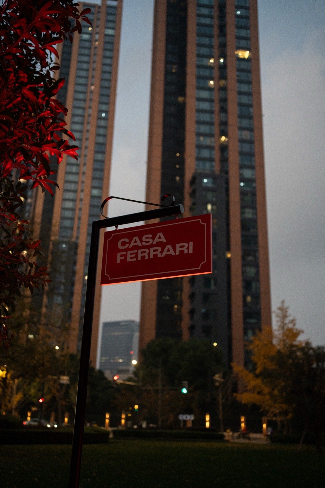 casaferrari上海法拉利之家位置就坐落在苏州河边隔壁就是宝格丽酒店和