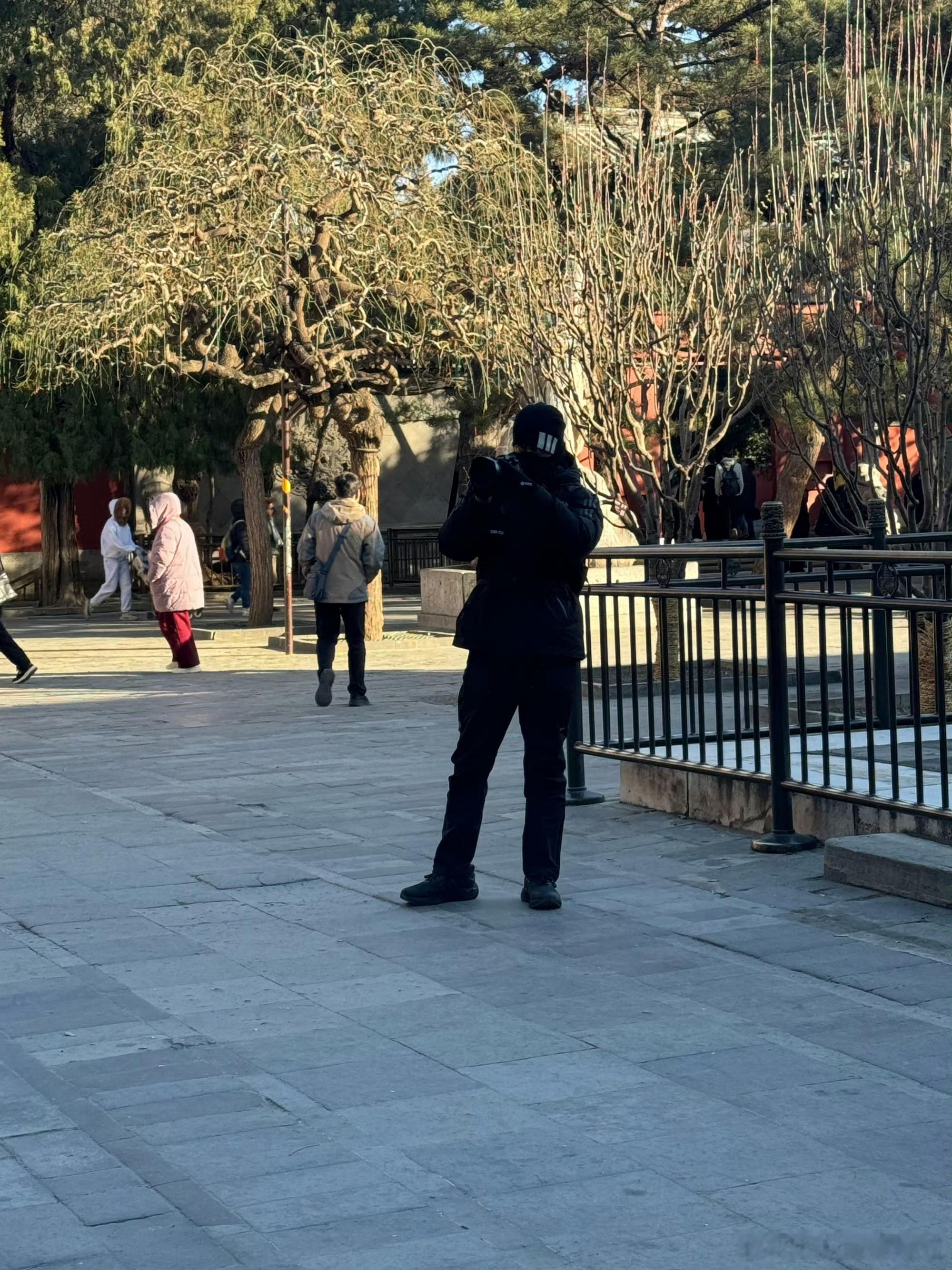 是你吗李现网友在颐和园偶遇李现，裹这么严实还能认出来啊