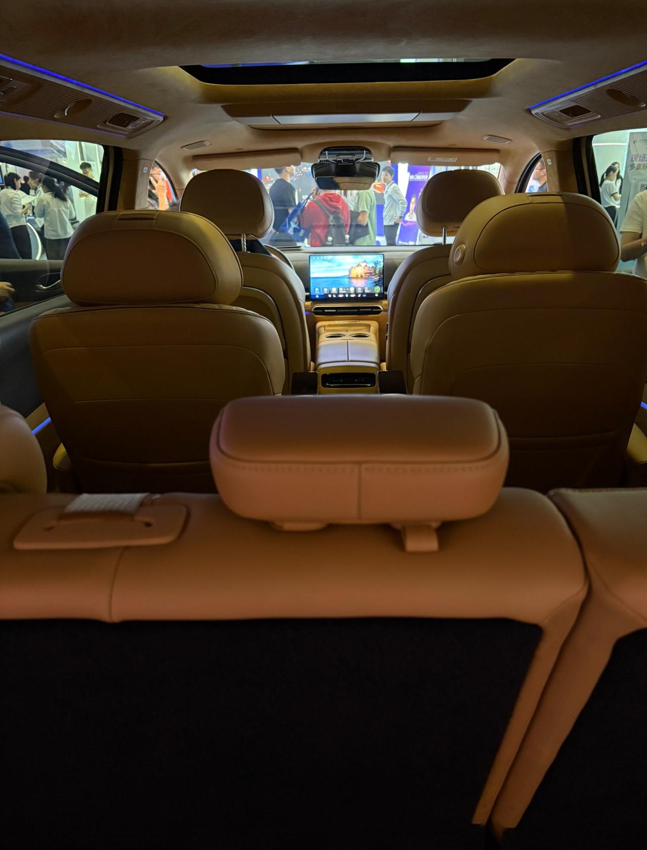 今天公司里面的司机老黄，和我们聊天的时候说，买车的时间其实要把握住，就是