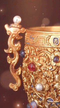 2012年，一名游客参观伦敦华莱士博物馆，突然看到角落里两只熠熠生辉的金杯很眼熟