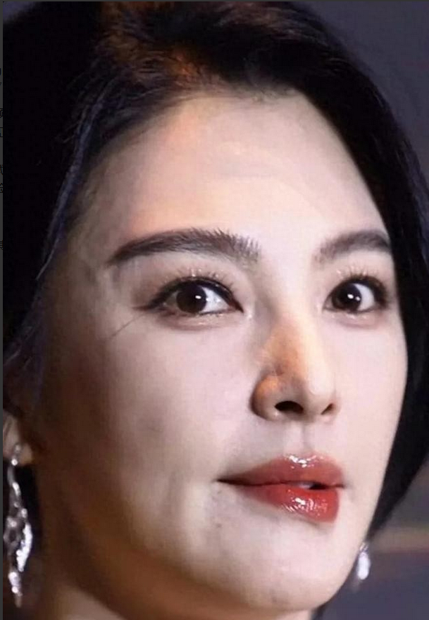 张雨绮怼脸拍没开美颜没加滤镜。脸放大在镜头前，她的五官经住放大考验，皮肤状态真实
