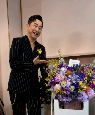 庾澄庆可是在好声音当了6季导师的人也是那英再三劝说才请来的大咖，竟然在《歌手》