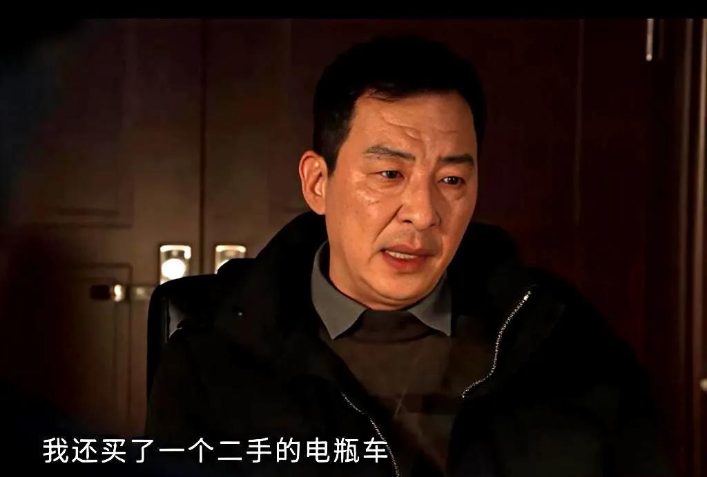 谢鸿飞跟人民的名义里的赵汉德，简直一模一样。赵汉德为了装清廉，守着一别墅的钱不