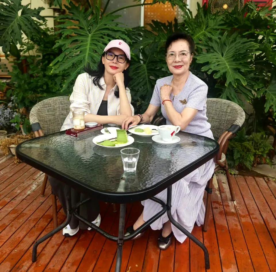 你能想象吗？这位气质不凡，身材苗条的女子已经82岁了。图片中的女子并非一般