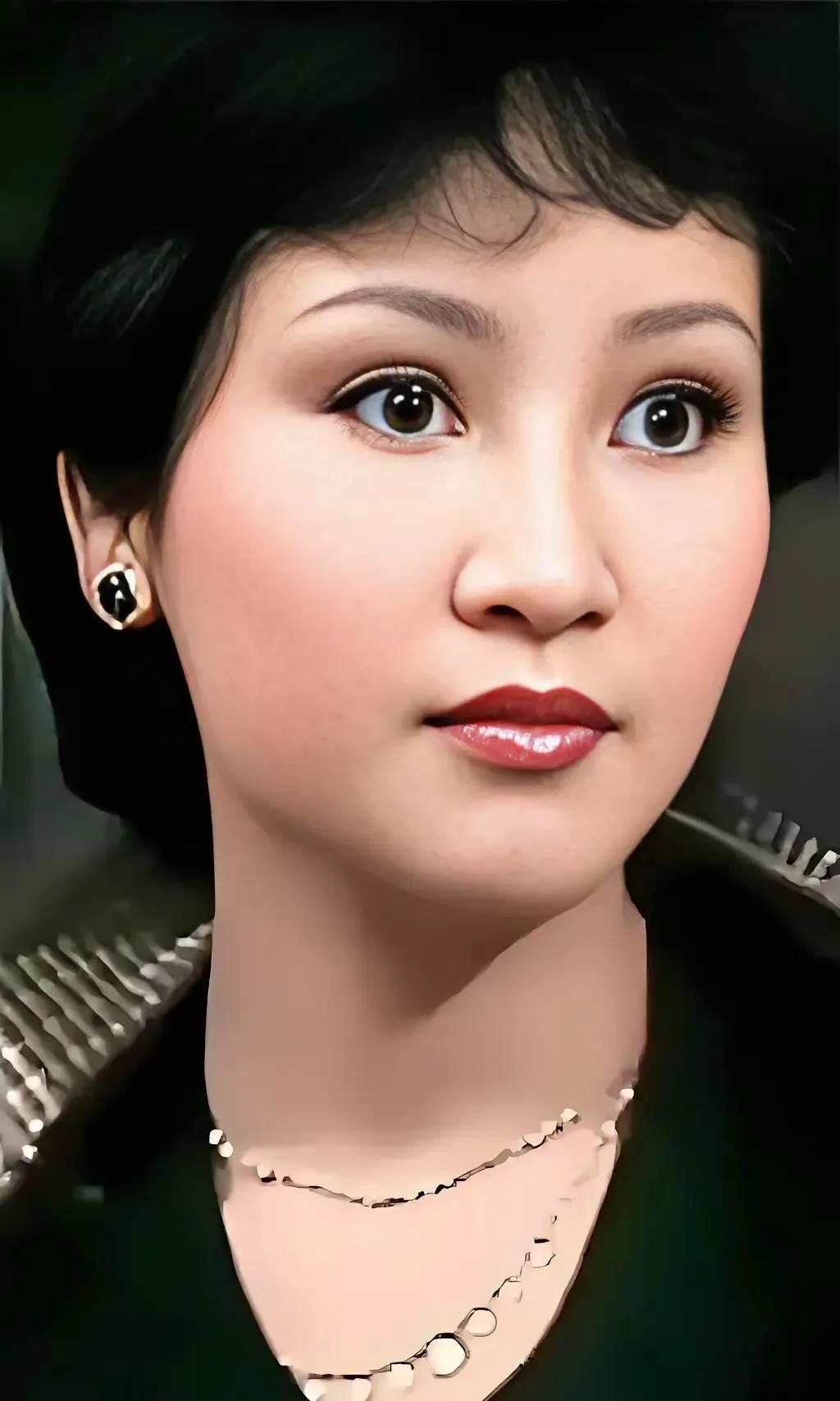 狄波拉（原名李敏仪）1951年出生于香港，祖籍上海，是香港女演员、主持人及前香港