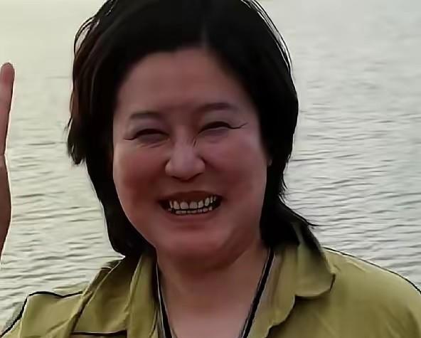 要是没人提醒，打死我也不敢信。眼前这个挤着眼睛、双下巴若隐若现的短发大姐，竟然是