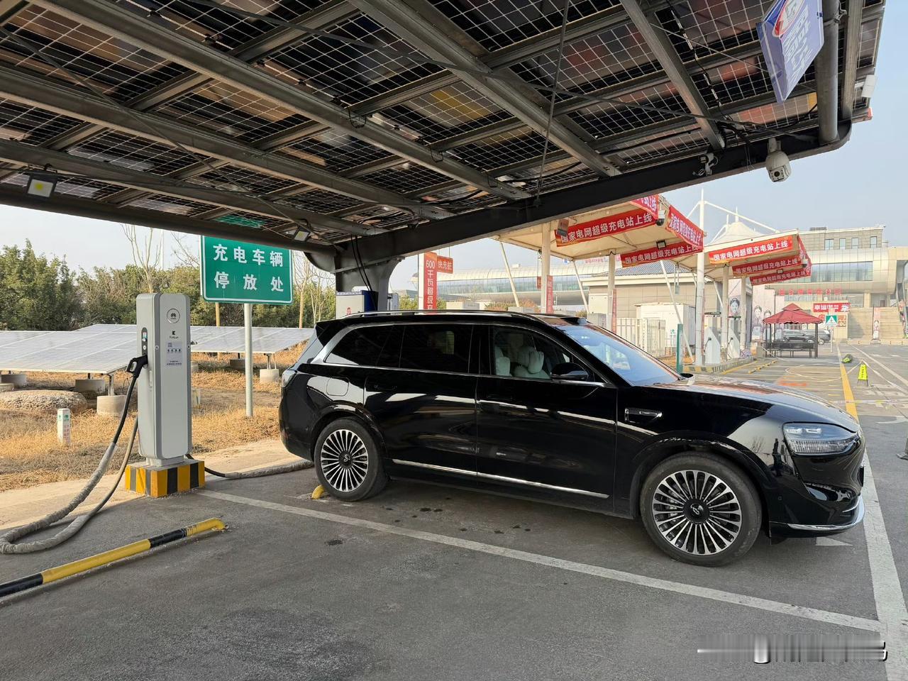 增程车跑高速充不充电？我是原则上不充，因为买增程的主要目的就是为了长途不充电