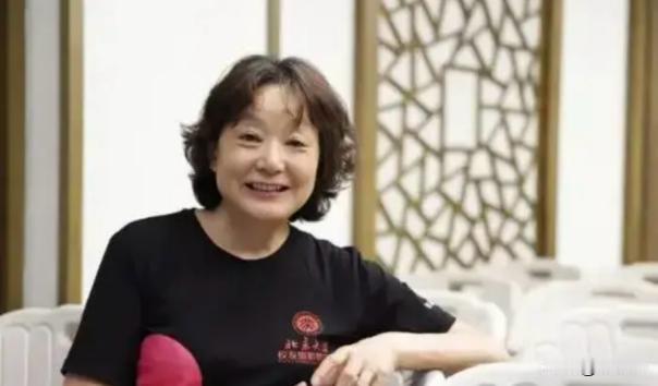 77年恢复高考第1位北京文科女状元，语文差1分到满分，49年过去了她过得怎样？