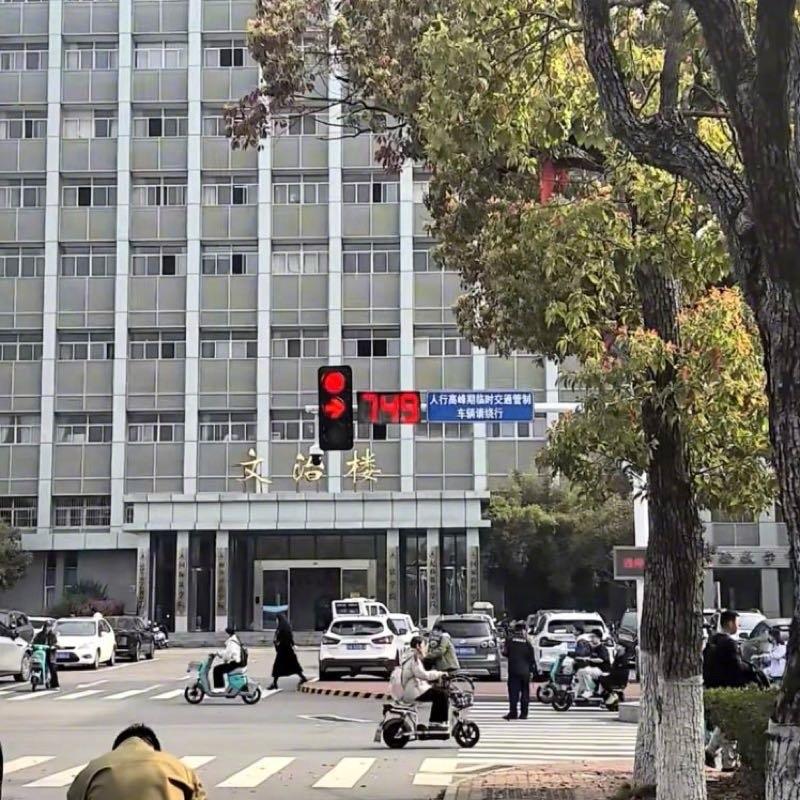 最近中南财经政法大学的一处红绿灯火了，倒计时竟然显示还有700多秒，这可把路过的