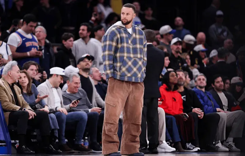 勇士主帅科尔今天谈到了斯蒂芬-库里的恢复情况。科尔表示，库里每天都和里克-塞