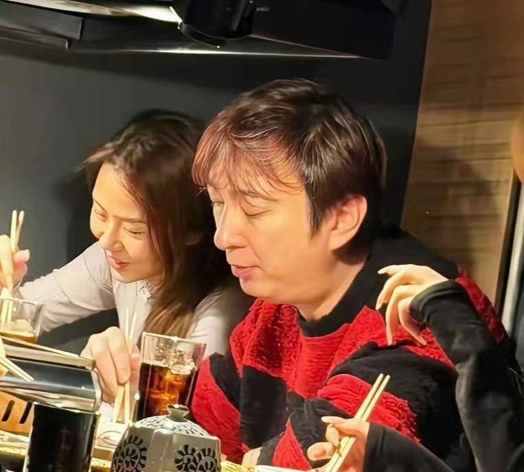 王思聪的商业版图正在坍塌。就在昨天，旗下公司曝出季度巨亏。那些深夜刷他微博的