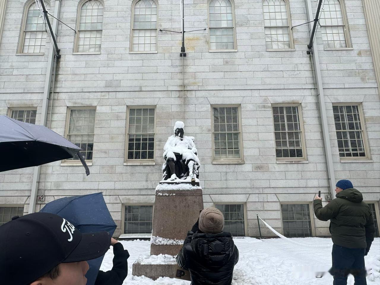 人这个当今地球上处于动物链最顶端的高级动物，尽管演化了几万年，但依然没有进化成文