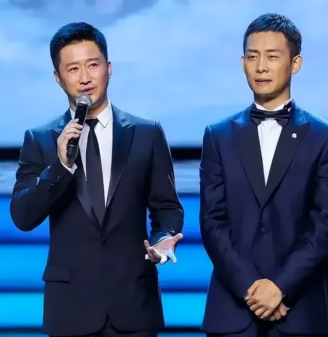 吴京问张译:“我请你拍戏，片酬要多少？”张译伸了一个手指，吴京一脸吃惊:“1个亿？我可请不起！”张译